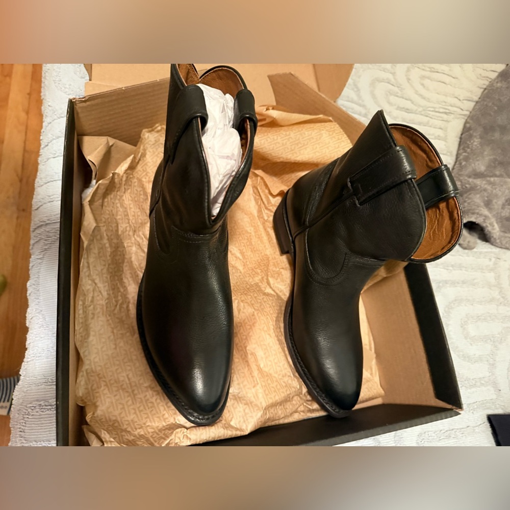 New with box Billy Frye short size 9